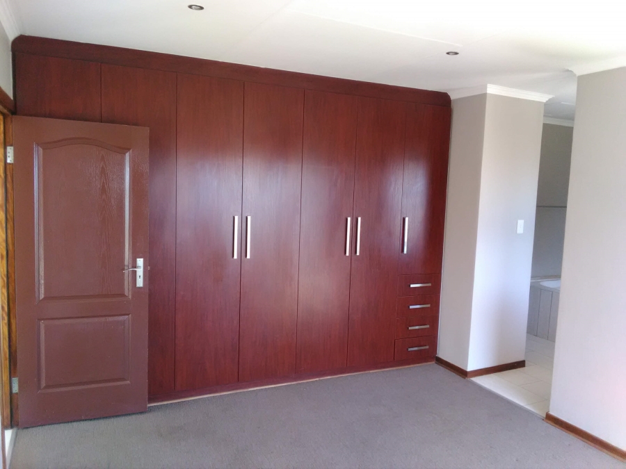 To Let 3 Bedroom Property for Rent in Hillside Free State